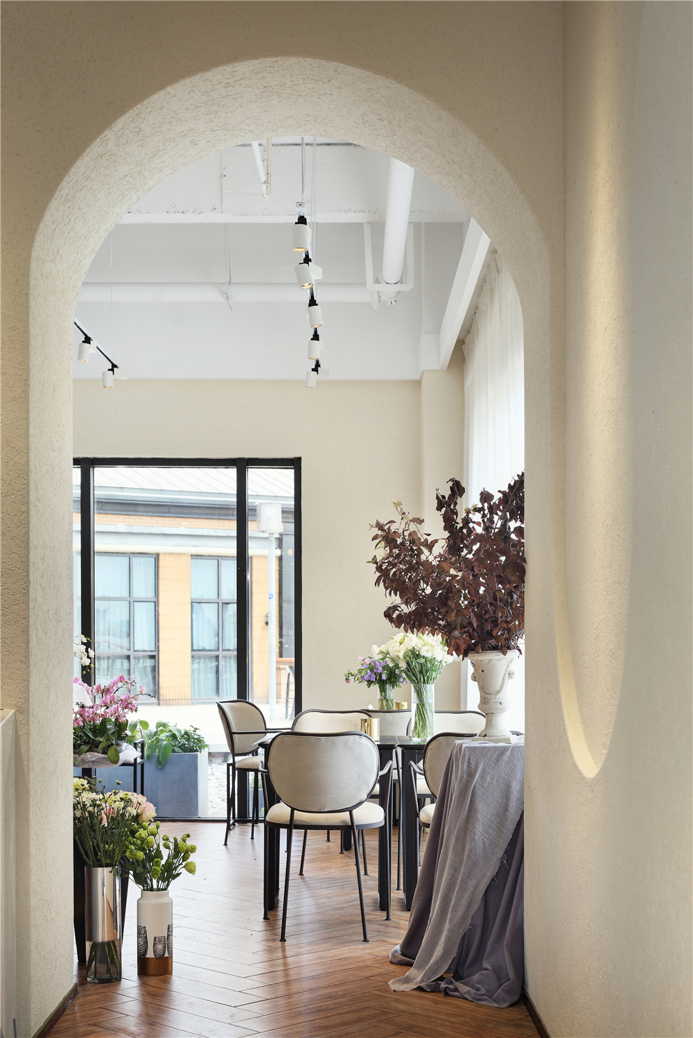 閔行區(qū)100平花店辦公室裝修設(shè)計(jì)案例-第3張圖片-上海古都建筑設(shè)計(jì)集團(tuán) 閔行區(qū)100平花店辦公室裝修設(shè)計(jì)案例-第3張圖片-上海古都建筑設(shè)計(jì)集團(tuán)