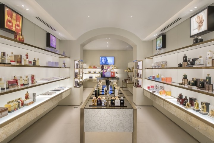 奢華簡(jiǎn)約化妝品店裝修設(shè)計(jì)-第3張圖片-上海古都建筑設(shè)計(jì)集團(tuán)
