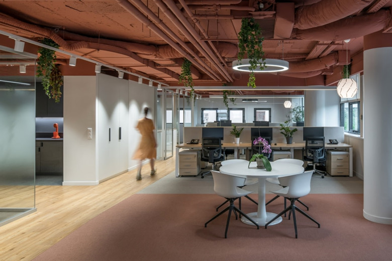 長(zhǎng)寧1400平米通信公司辦公空間設(shè)計(jì)布局-辦公室裝修設(shè)計(jì)效果圖-第3張圖片-上海古都建筑設(shè)計(jì)集團(tuán)